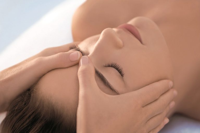 esthéticienne réalisant un soin du visage à Aix-en-Provence