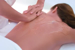 Massage du dos relaxant en institut de beauté à Aix-en-Provence