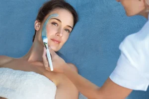 Soin du visage en institut de beauté à Aix-en-Provence avec application de masque